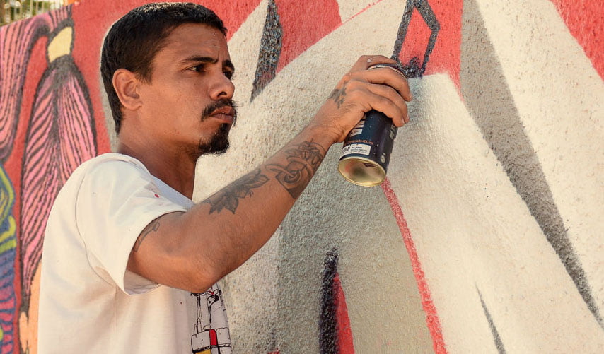 Artista potiguar é reconhecido pelo grafite e critica PL