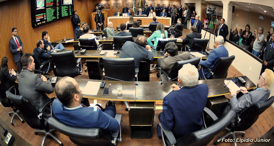 Câmara dá aval para retorno de Raniere Barbosa em clima de incerteza