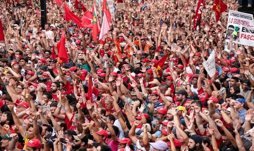 Centro-esquerda se une em defesa do direito de Lula participar das eleições