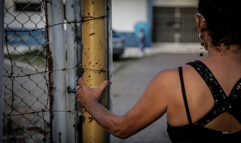 Empregadas de presos, escudo humano em rebeliões e mulas do tráfico: a escória da cadeia