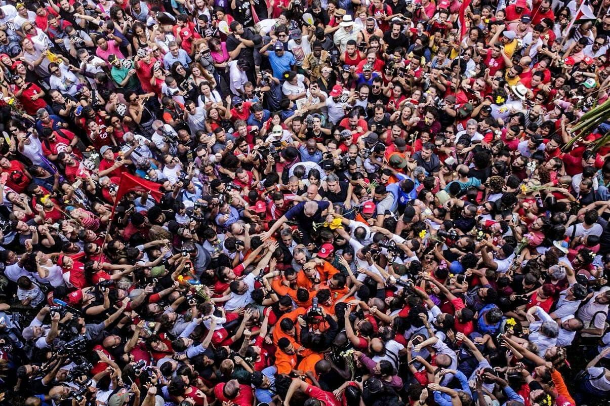 Lula é arrancado dos braços do povo para cumprir decisão judicial