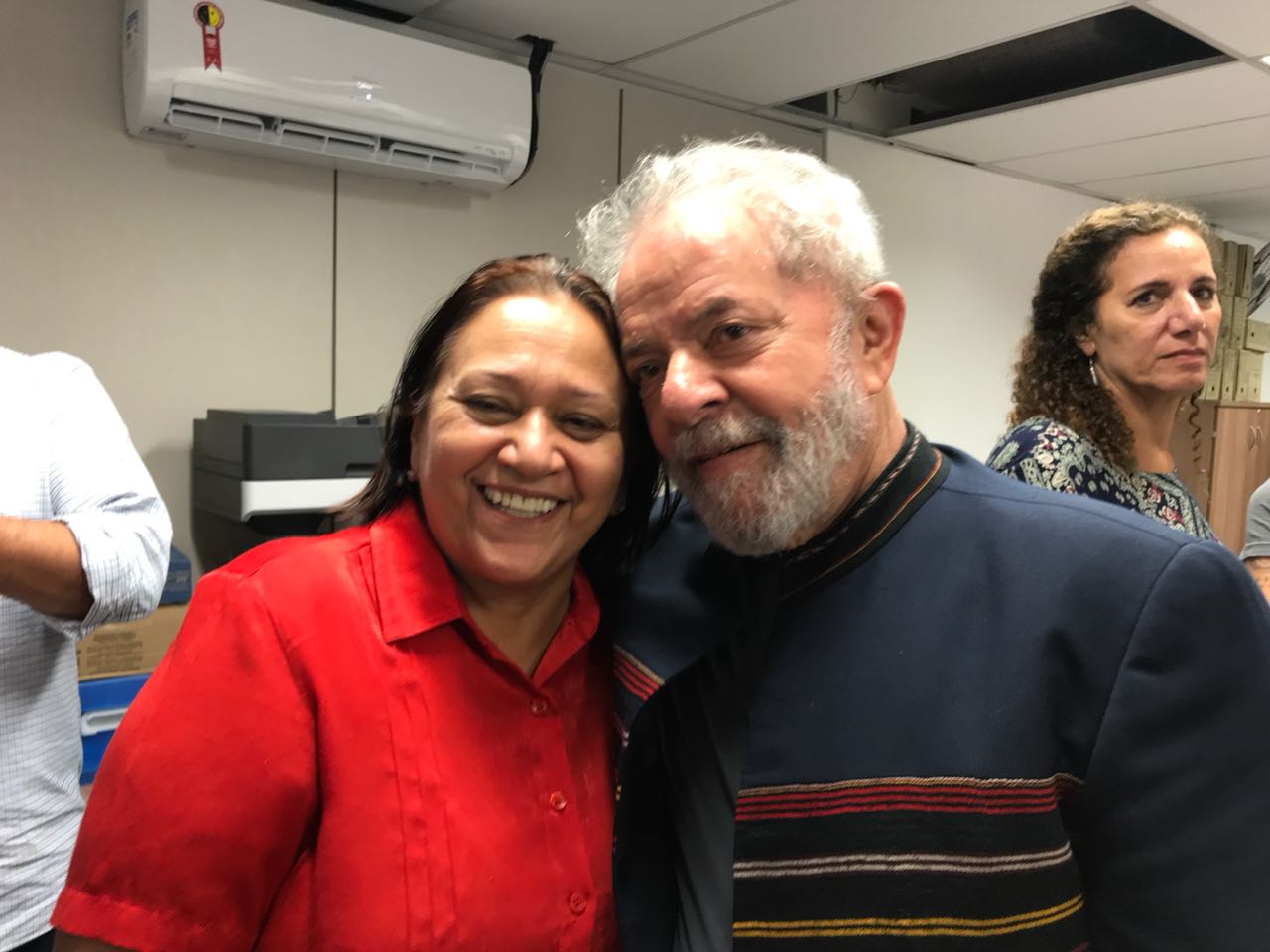 Fátima acompanha missa ao lado de Lula: 