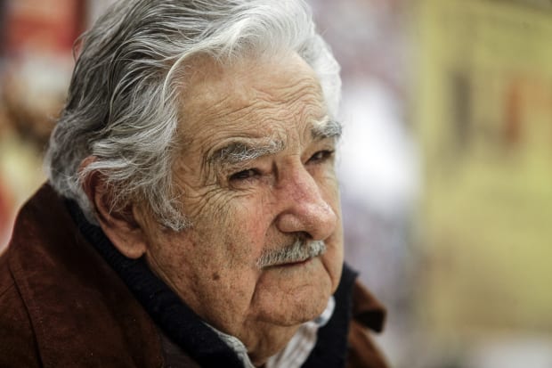 Pepe Mujica renuncia ao cargo de senador