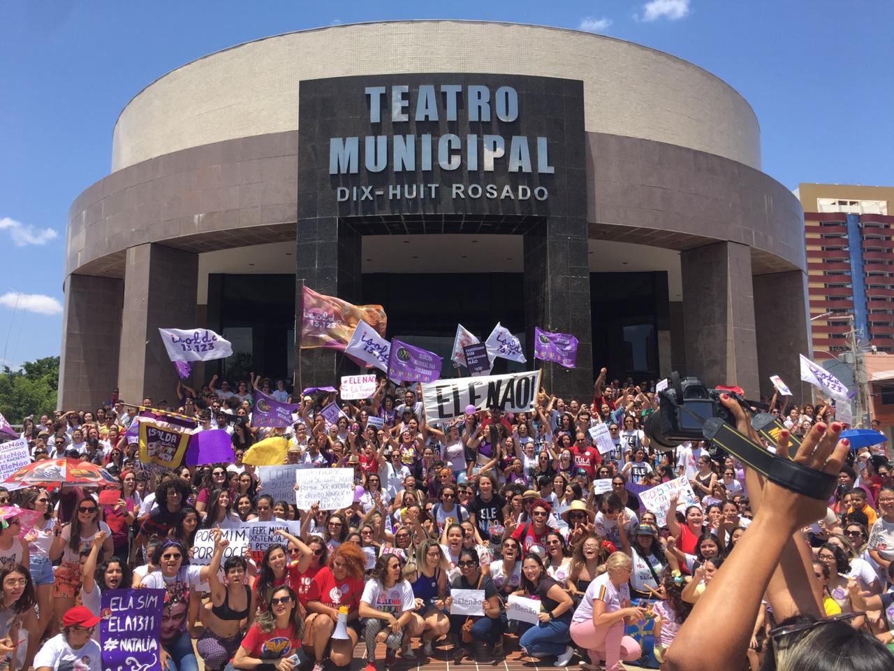 #EleNão: Mulheres vão às ruas contra opressão de Jair Bolsonaro