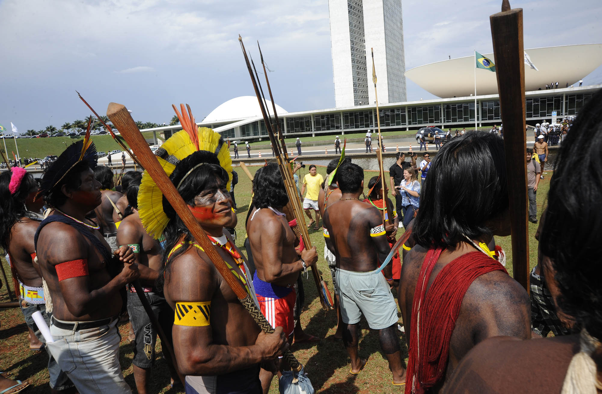Bolsonaro transfere para ruralistas demarcação de terras indígenas