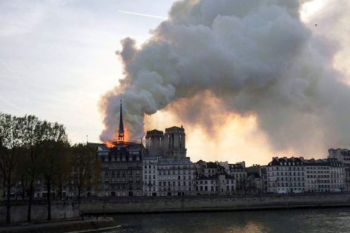 Incêndio atinge Catedral de Notre-Dame em Paris e choca o mundo