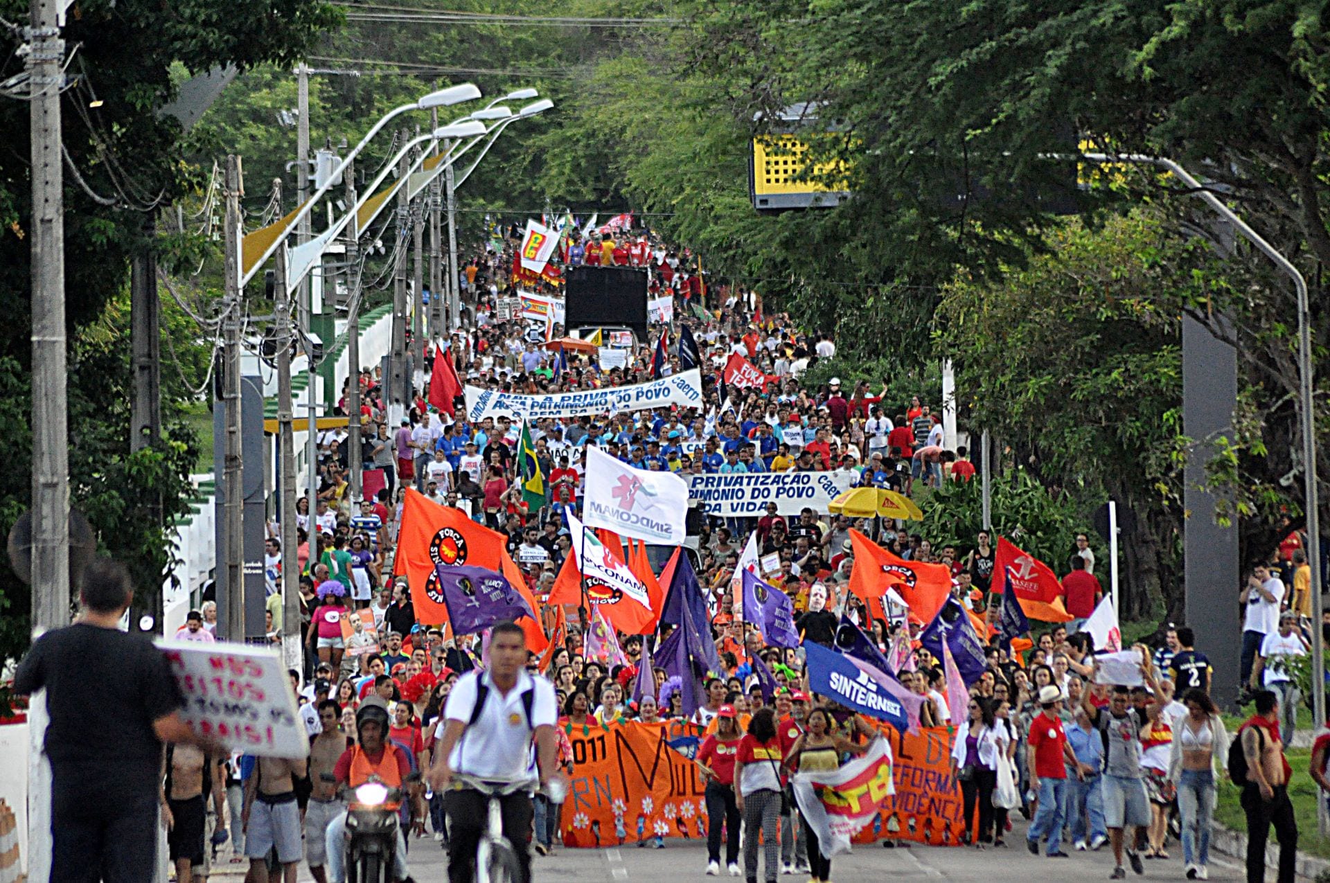Protestos marcam 1º de maio no país de 13,4 milhões de desempregados