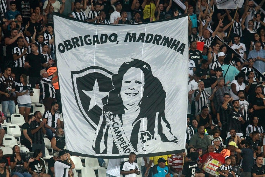 Botafogo fez 1 minuto de samba em homenagem a Beth Carvalho no jogo contra o Bahia