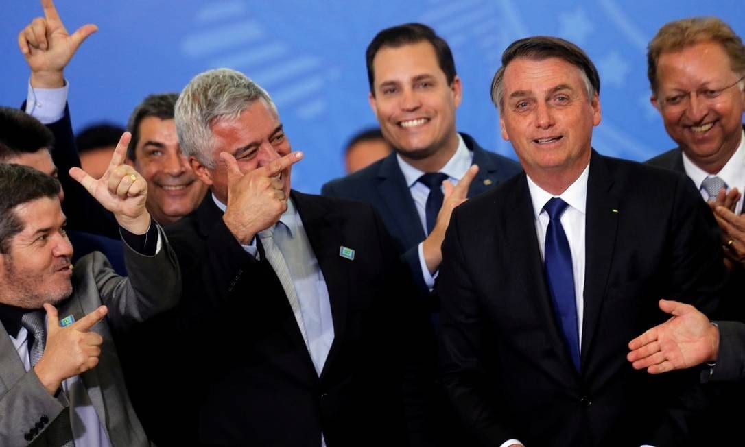 Bolsonaro libera arma para políticos, jornalistas, caminhoneiros e mais 17 categorias