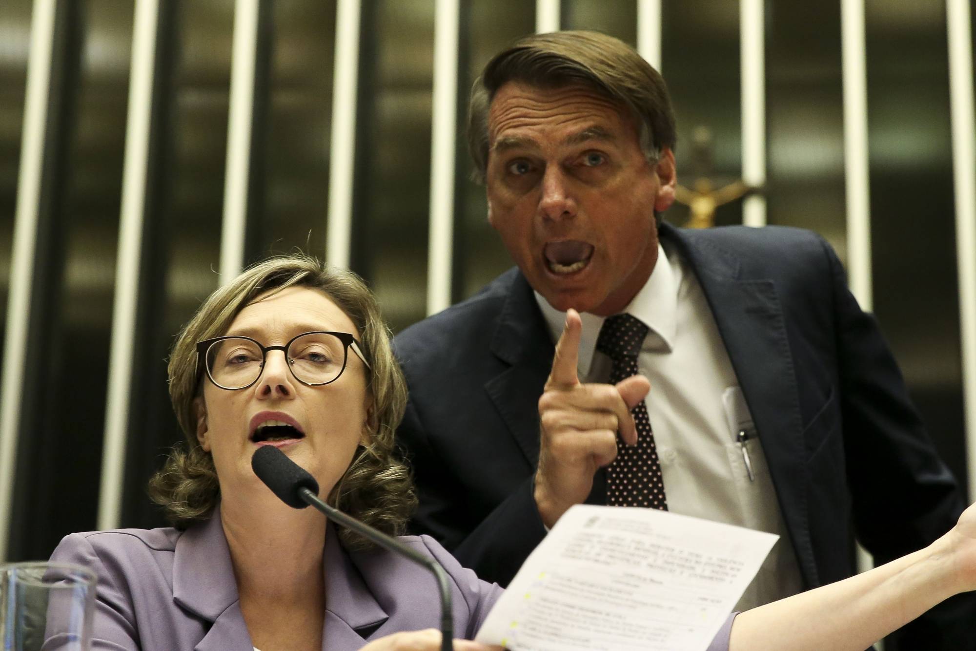 Justiça manda e Bolsonaro pede desculpas à deputada Maria do Rosário