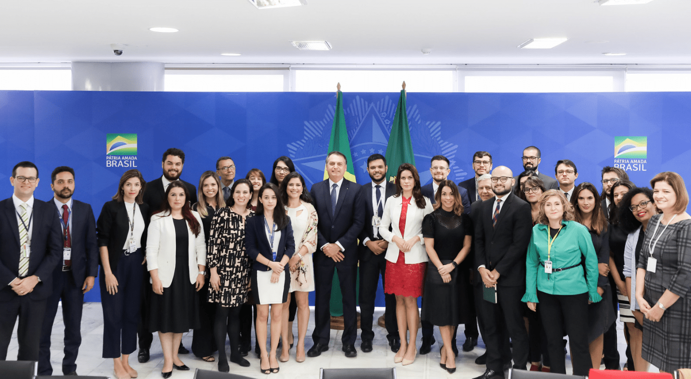Jornalistas convidados pelo Governo para café com presidente dão bíblia de presente a Bolsonaro