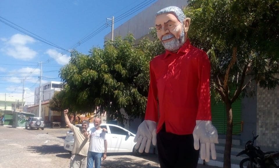 Natal ganha boneco gigante de Lula com 4 metros de liberdade