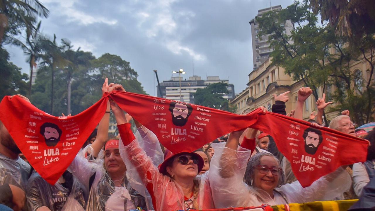 Artistas cantam por liberdade, democracia, resistência e Lula Livre