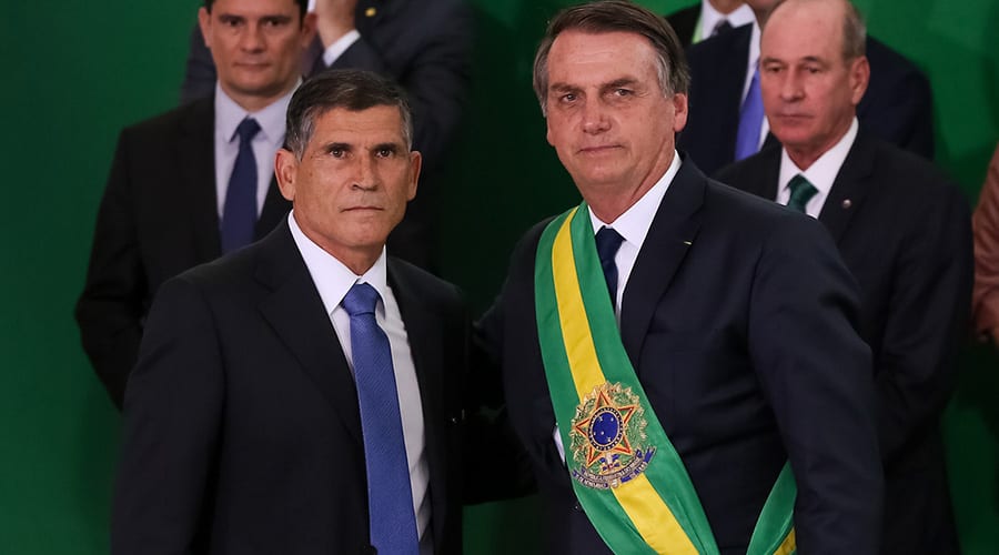 Bolsonaro demite general Santos Cruz e troca 3º ministro em menos de seis meses