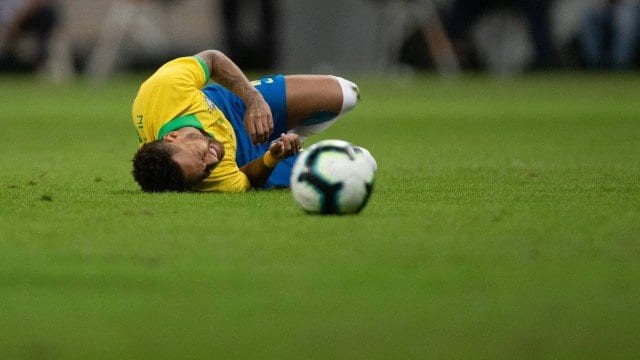 Suspeito de estupro, Neymar é cortado da Seleção após lesão no tornozelo