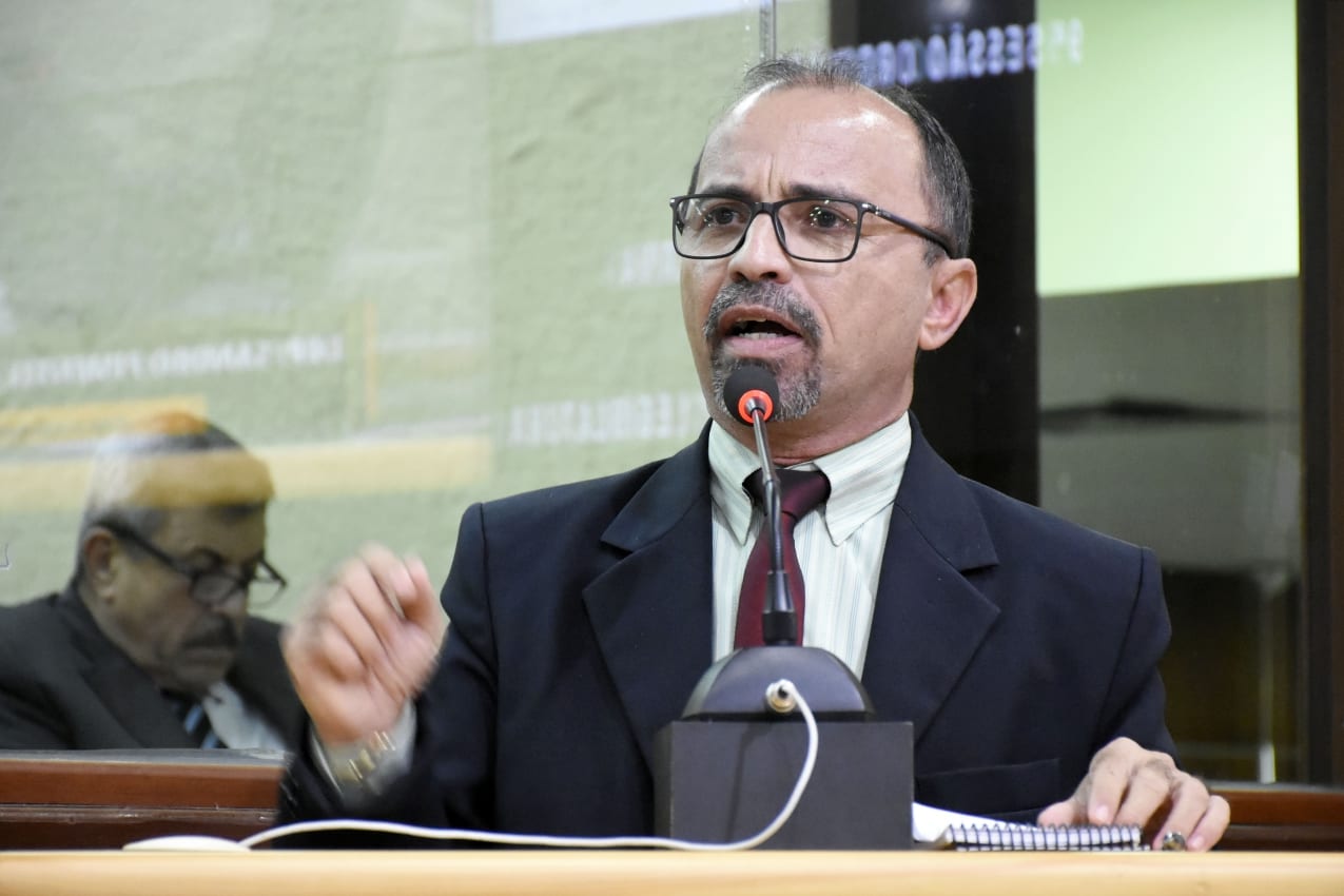 Julgamento de cassação do mandato de Sandro Pimentel é suspenso após voto do relator