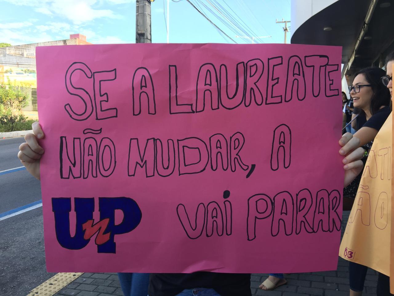 Estudantes da UNP protestam contra demissão de professores