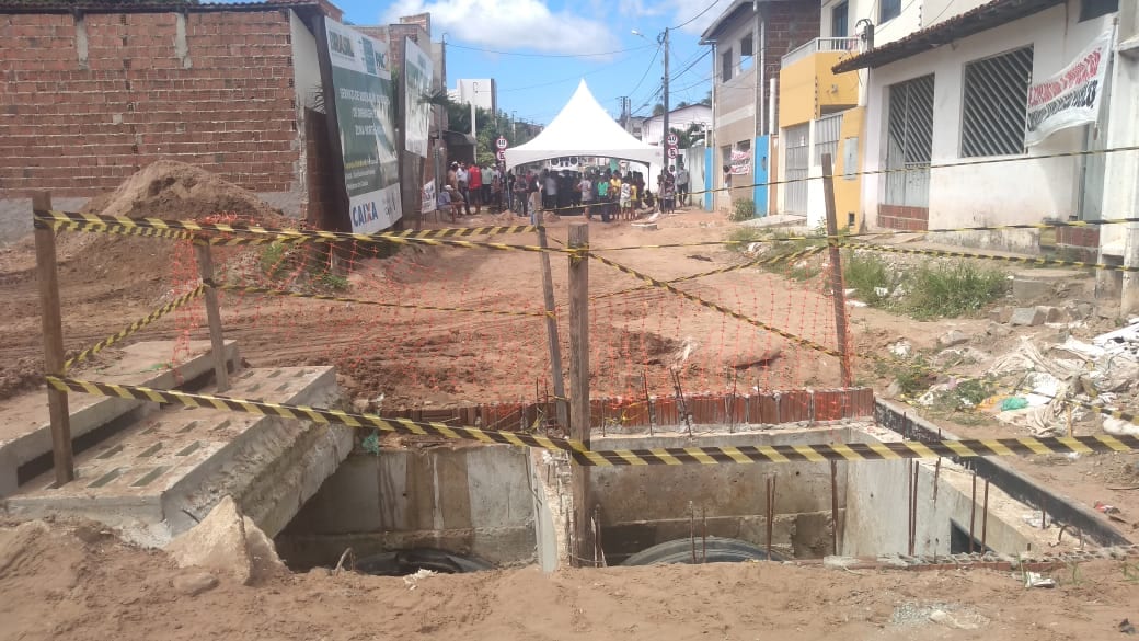 Moradores descomemoram 1 ano de obra inacabada em Igapó