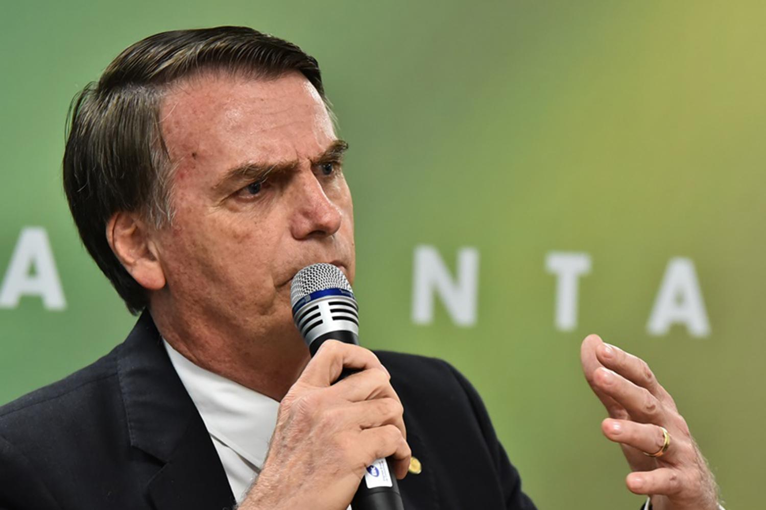 Bolsonaro quer desculpas de Macron para aceitar ajuda de R$ 83 milhões do G7