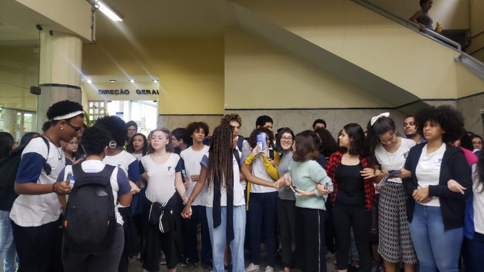 Alunos e professores do Cefet-RJ fazem barreira humana contra interventor indicado por Bolsonaro