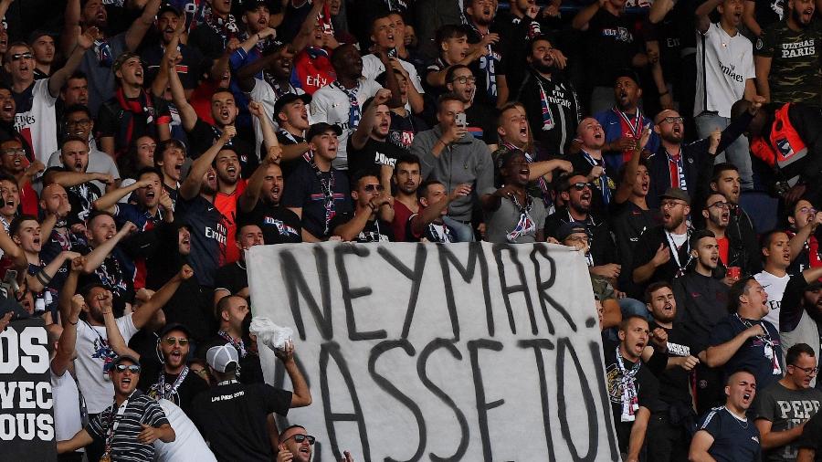 Torcida do Paris Saint-Germain xinga Neymar e pede a saída dele do clube