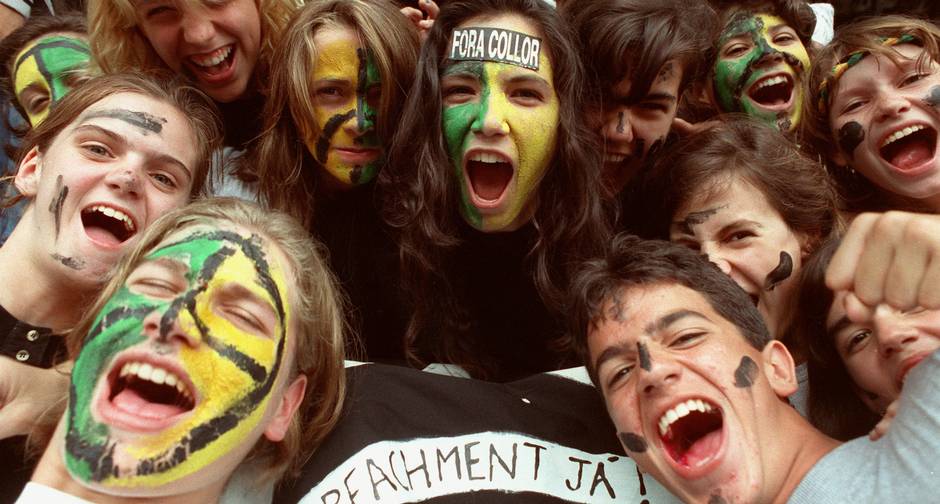 Com popularidade em queda, Bolsonaro repete Collor e pede que população saia às ruas de verde e amarelo