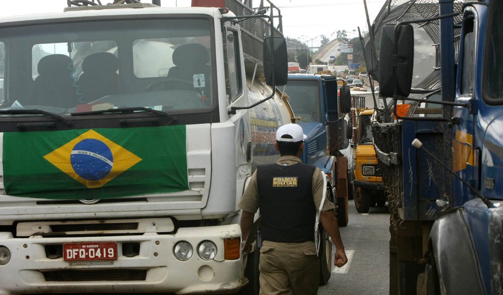 Movimento dos caminhoneiros racha e já fala em traição do governo Bolsonaro