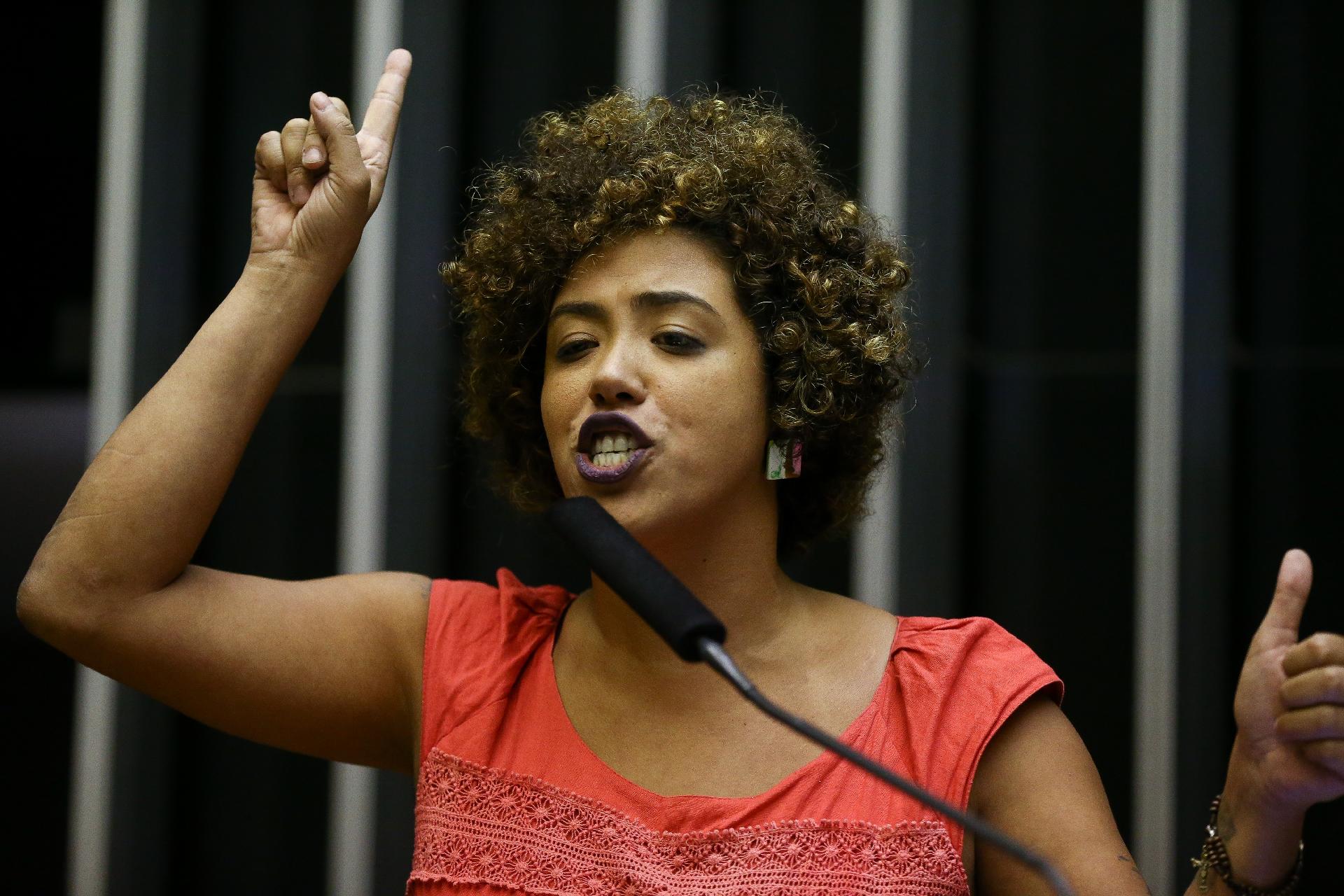 Deputada do PSOL entra com ação contra Bolsonaro por cortes em bolsas de pesquisa