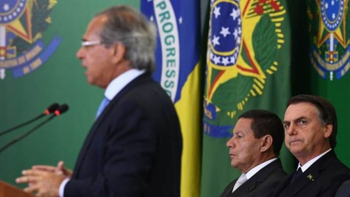 Governo Bolsonaro quer mudar Constituição para congelar salário mínimo