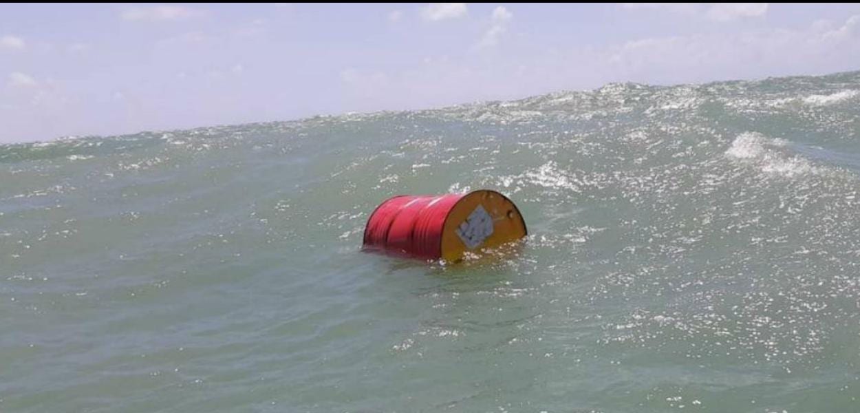 Marinha encontra barril cheio da Shell perto de praia em Natal