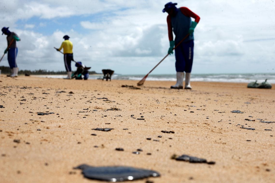 Mais de 1800 pessoas se cadastram para limpar óleo nas praias potiguares