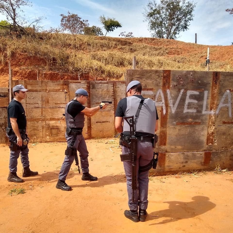 PMs combatem inimigo com inscrição ‘favela’ durante treino em SP