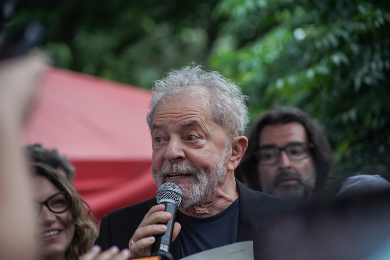 “Não aborte seus ideais, no ventre da covardia”, diz música citada por Lula em discurso após deixar prisão