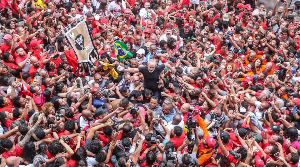 Em discurso histórico, Lula convoca o povo para as ruas e fala em retomar a alegria: “estou de volta”.