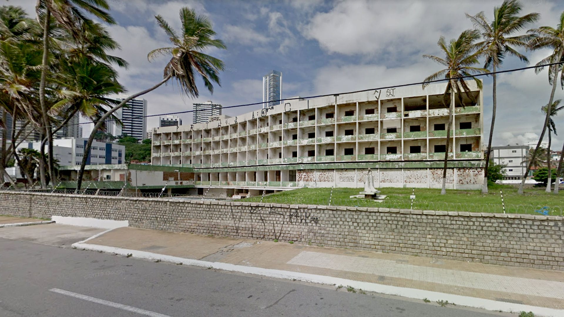 Prefeitura cria “factoide” e pressiona Justiça pela demolição do hotel Reis Magos