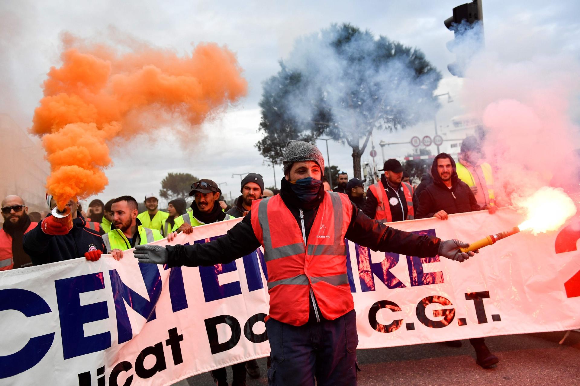 Franceses deflagram greve geral contra reforma da Previdência