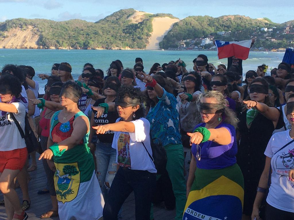 Feministas do RN levam para a praia perfomance das mulheres que incendiaram o mundo