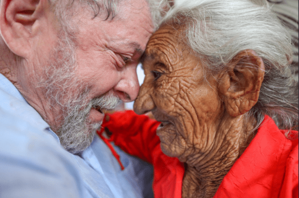 Lula é reconhecido como preso político e recebe prêmio por erradicação da pobreza