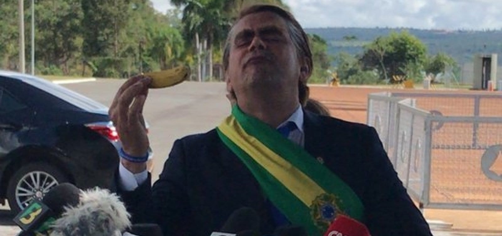 A imprensa vassala merece a humilhação de Bolsonaro