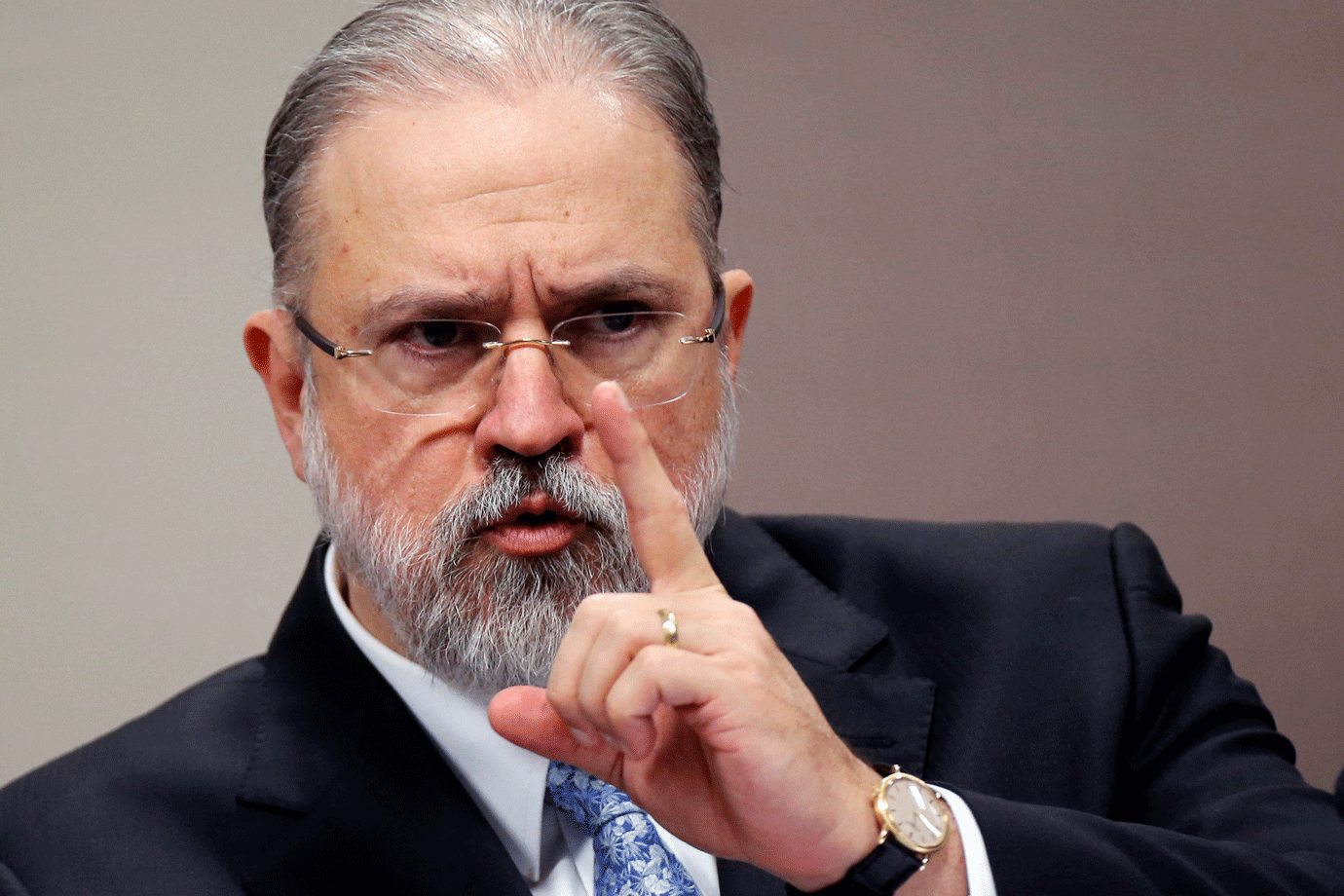 Augusto Aras diverge da suprema corte e diz que Bolsonaro pode decidir sobre isolamento