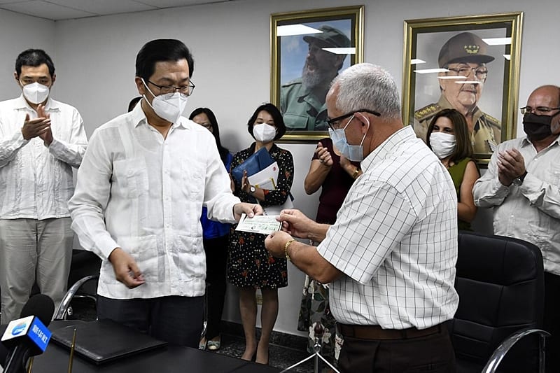 Cuba recebe 22 mil máscaras doadas pela China para auxiliar no combate ao coronavírus