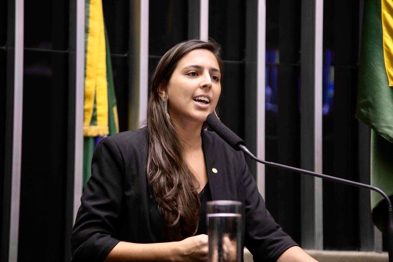 Natália Bonavides cobra respostas do Congresso e afirma que derrotar Bolsonaro é uma questão de sobrevivência