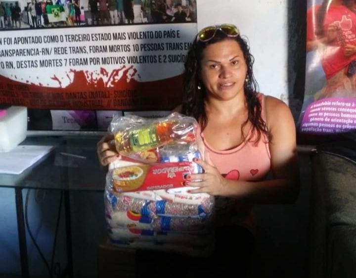 Movimento LGBT lança campanha para recolher cestas básicas e insumos para população trans durante pandemia