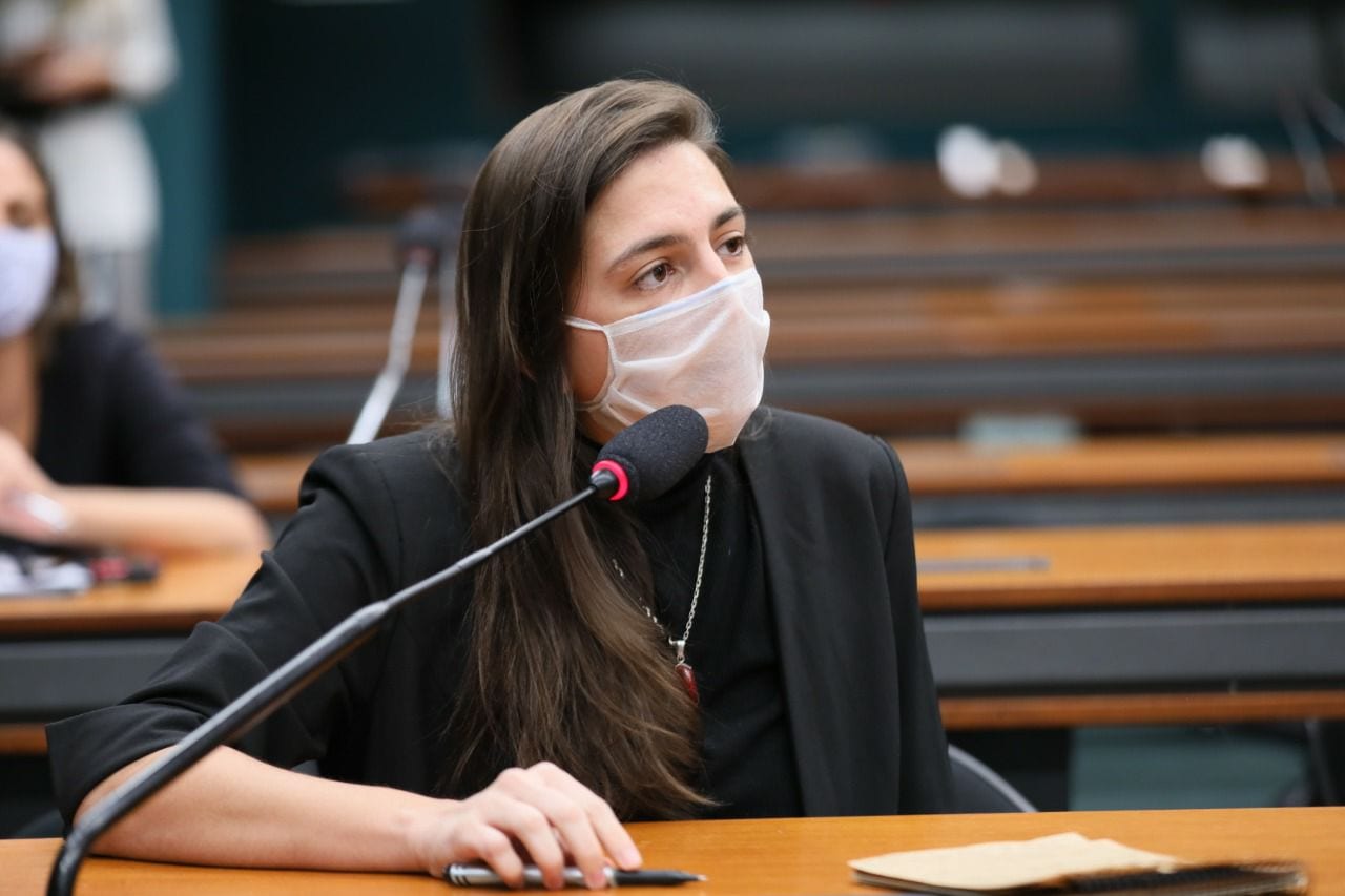 Natália Bonavides cobra de ministro da Saúde a liberação dos 14 respiradores do RN