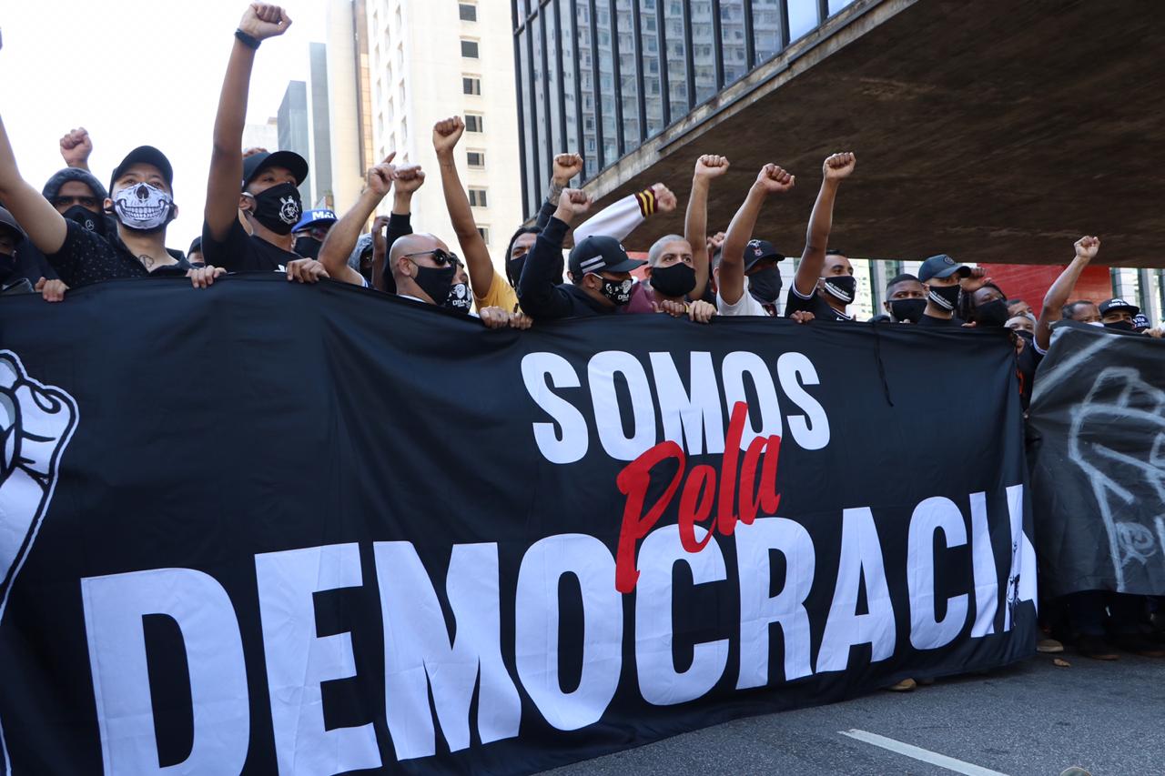 Torcidas de futebol antifascismo vão às ruas em SP e no Rio pela democracia