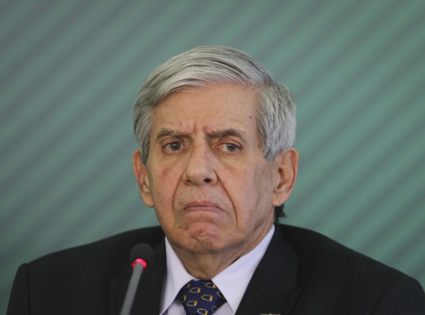 General Heleno “surta” e faz ameaça após STF encaminhar a PGR pedido de perícia no celular de Bolsonaro