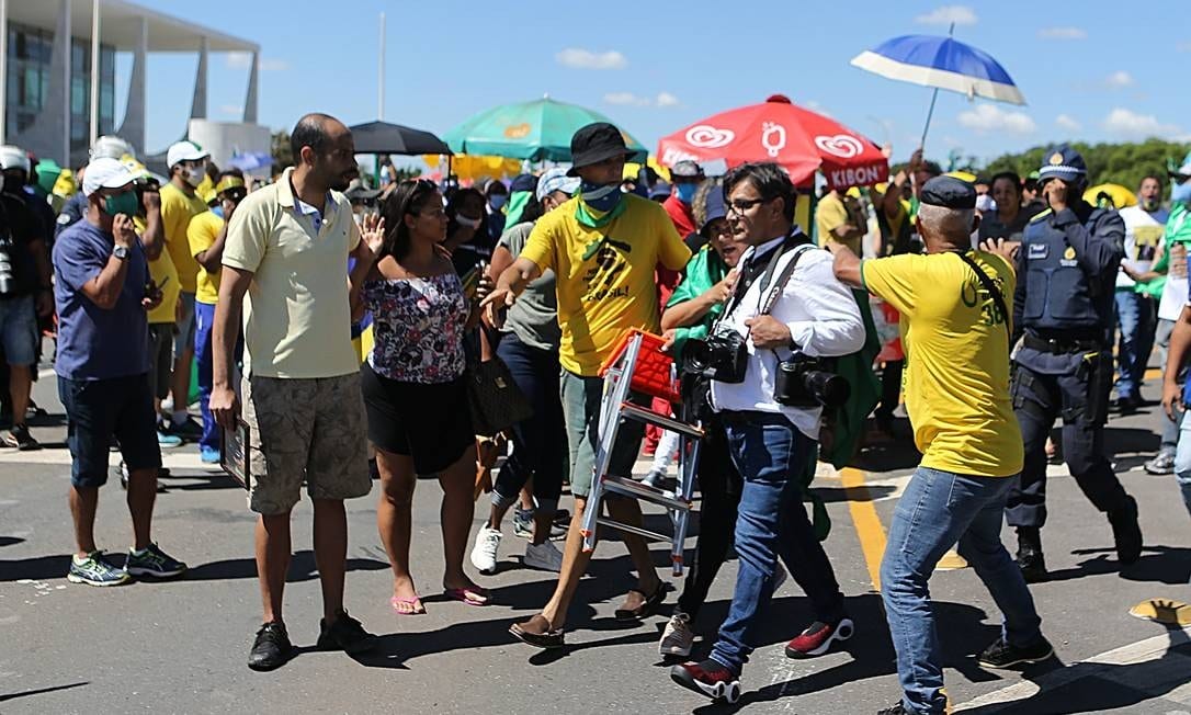 Agressões a jornalistas são provocadas pela postura de Bolsonaro, rebatem entidades de defesa da categoria
