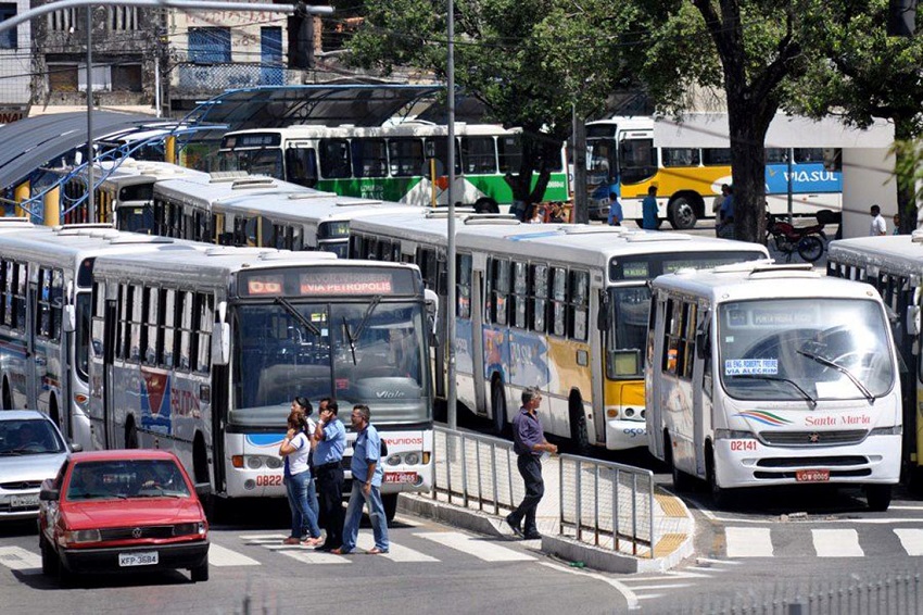 Empresários colocam na mesa de Álvaro Dias responsabilidade sobre greve de motoristas de ônibus