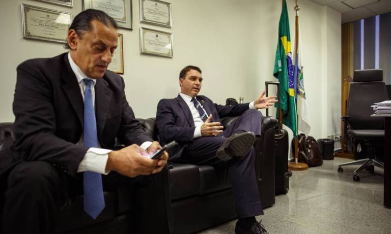 Advogado que escondeu Queiroz em imóvel foi à posse do ministro das Comunicações Fábio Faria