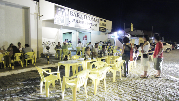 Álvaro Dias autoriza uso de calçadas e vias públicas para bares e restaurantes